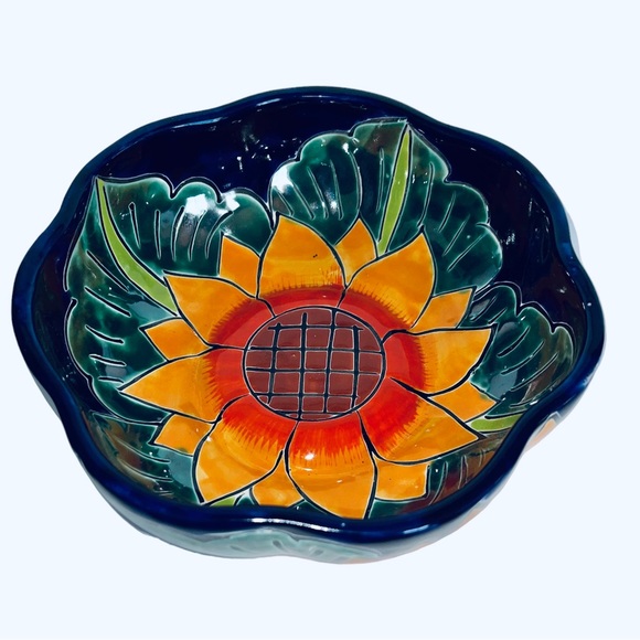 Handmade 8.5” Ceremic Flower Scalloped Bowl - Picture 5 of 6